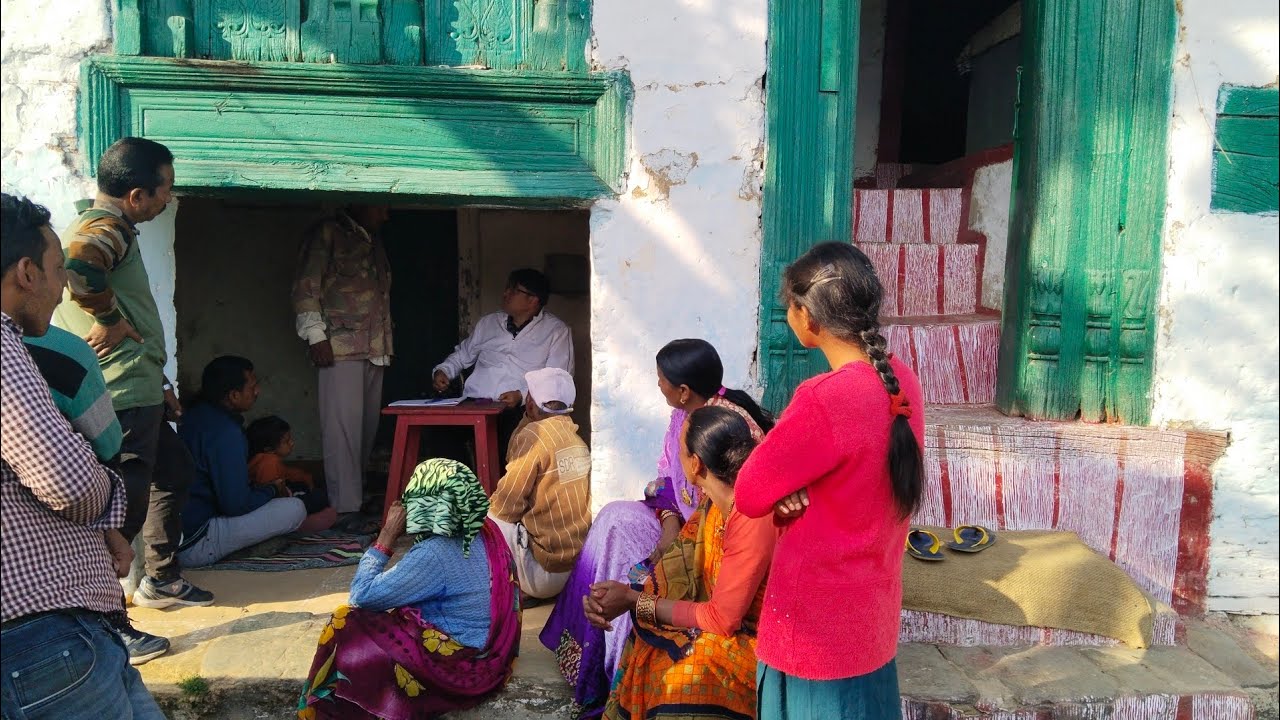 अल्मोड़ा मेडिकल कालेज के प्रो डॉ महेंद्र पन्त ने स्वास्थ्य शिविर लगाया अपने गांव पहाड़ में 