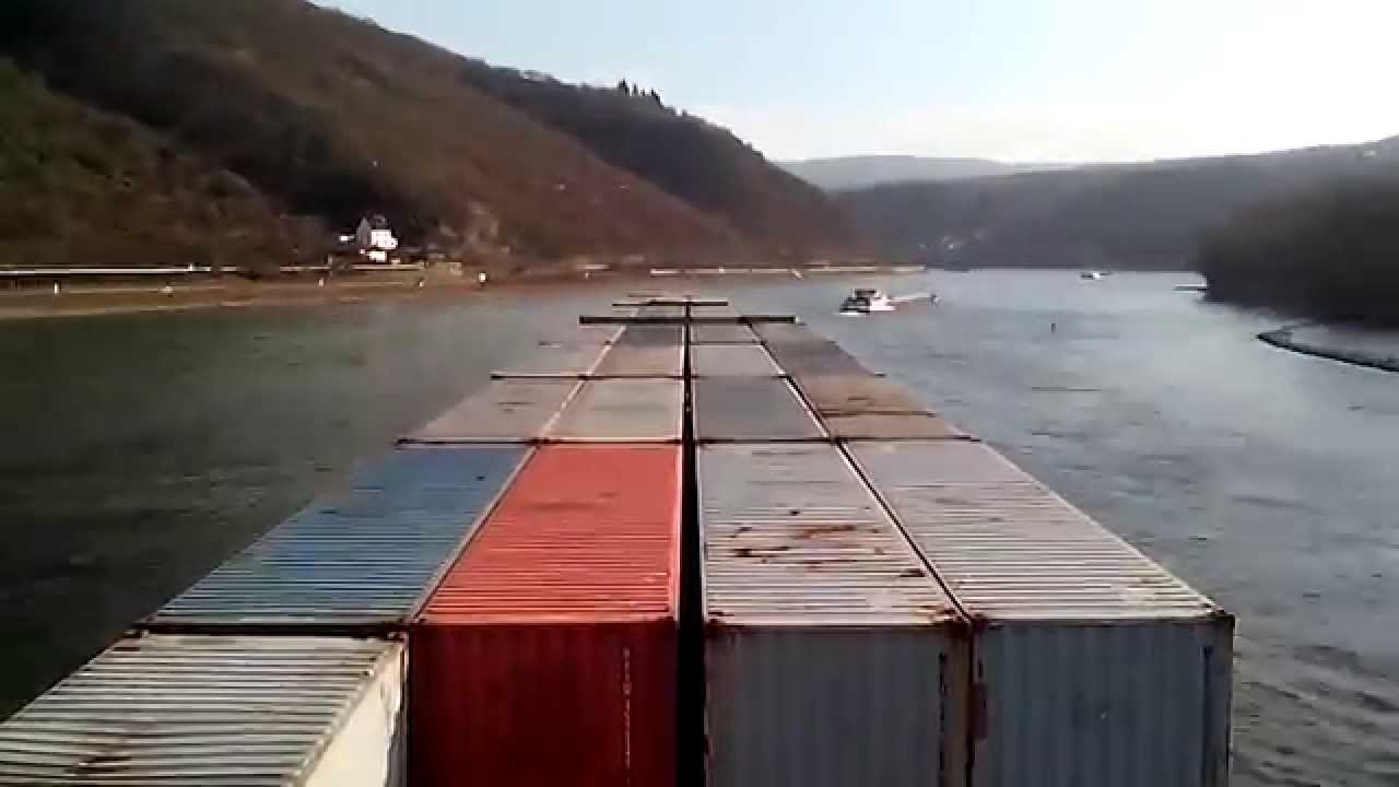 Containerkoppelverband opvaart door het gebergte