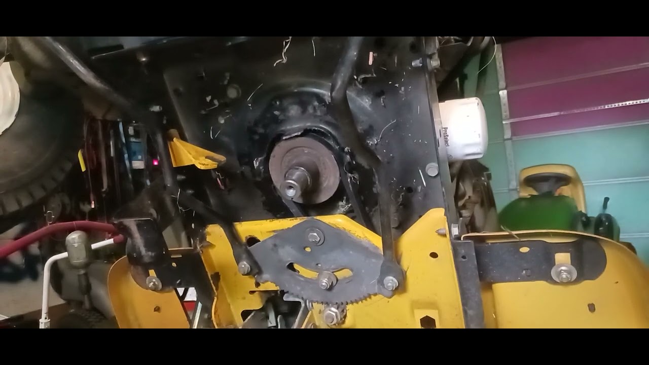 как заменить приводной ремень на садовой газонокосилке Cub Cadet LT 1046
