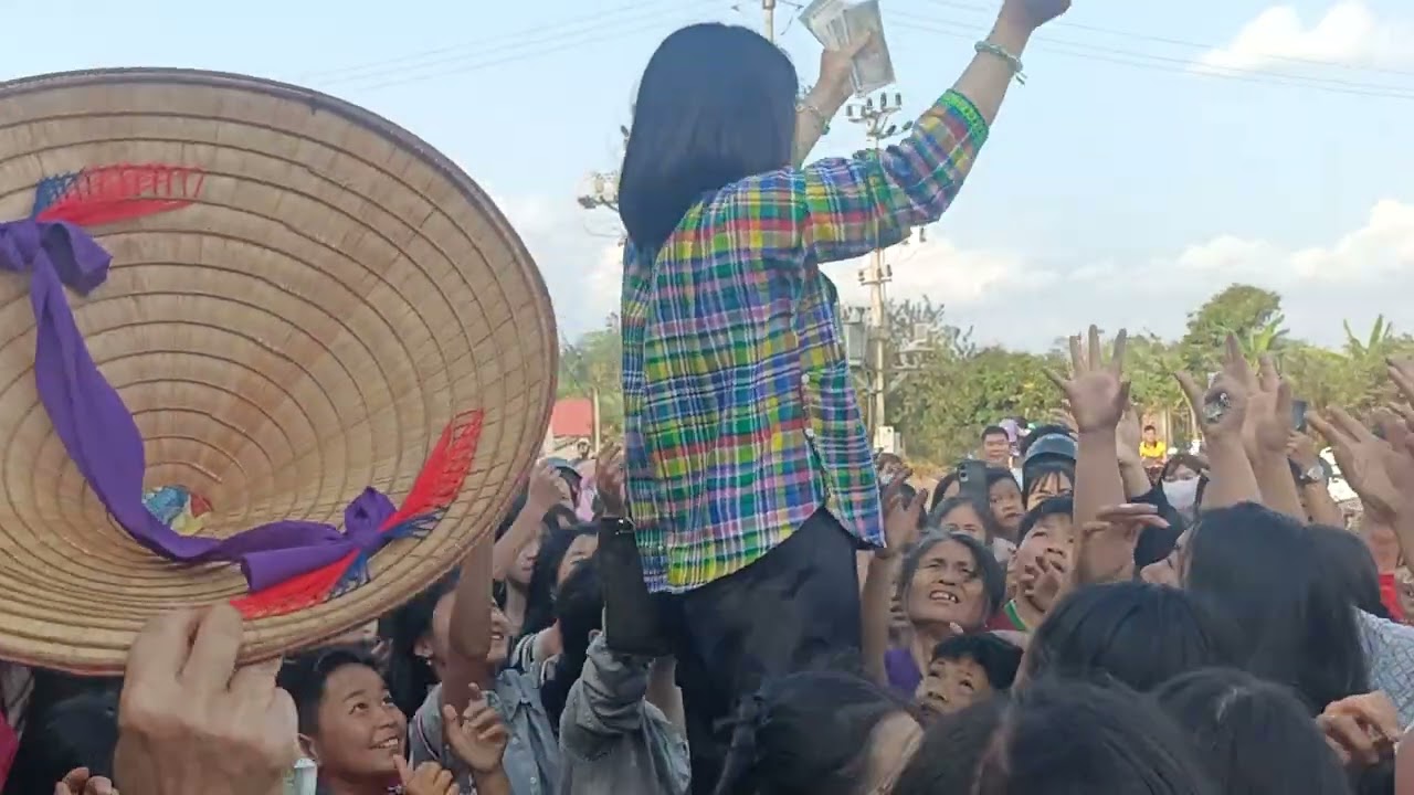 Tung tiền, hái lộc hội 13 na Dương 