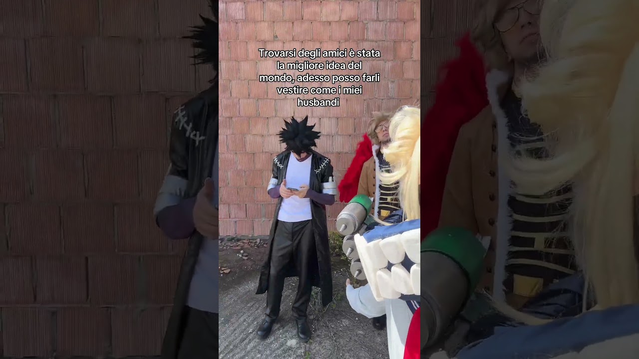 Avere degli amici e costringerli a vestirli come i tuoi personaggi anime preferiti #anime #cosplay