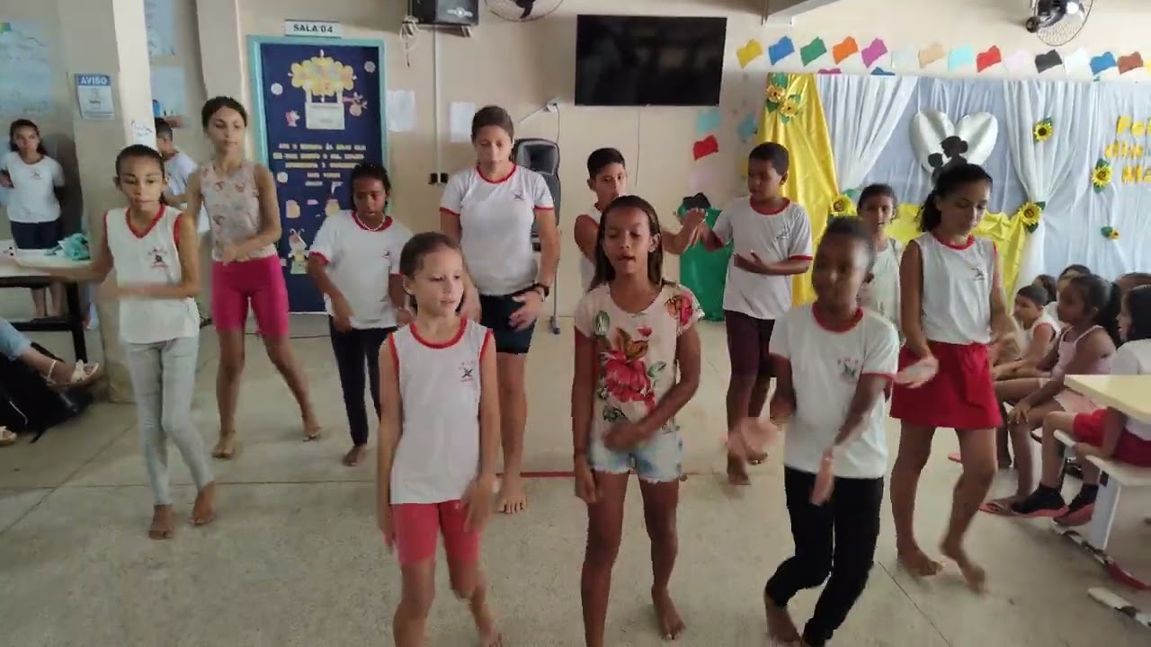 5º 02 - Coreografia: Nunca deixe de sonhar.