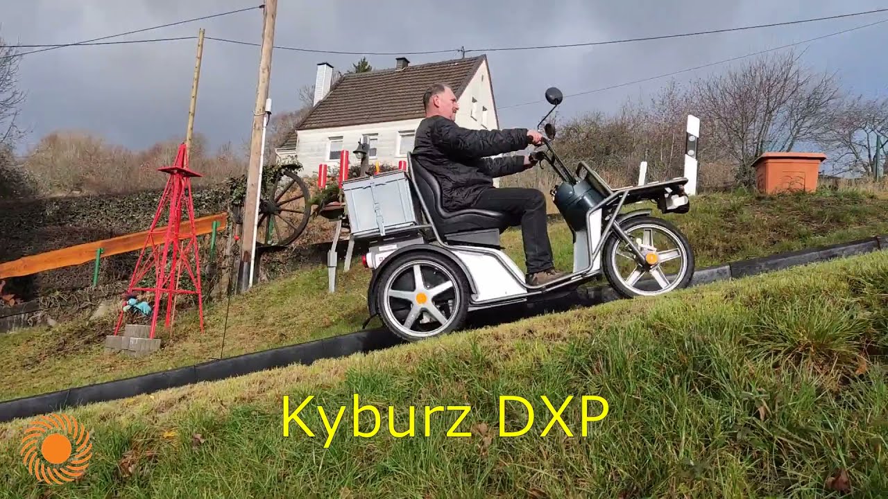 Ein Kunde meistert problemlos seine steile Auffahrt mit dem kräftigen Kyburz DXP.