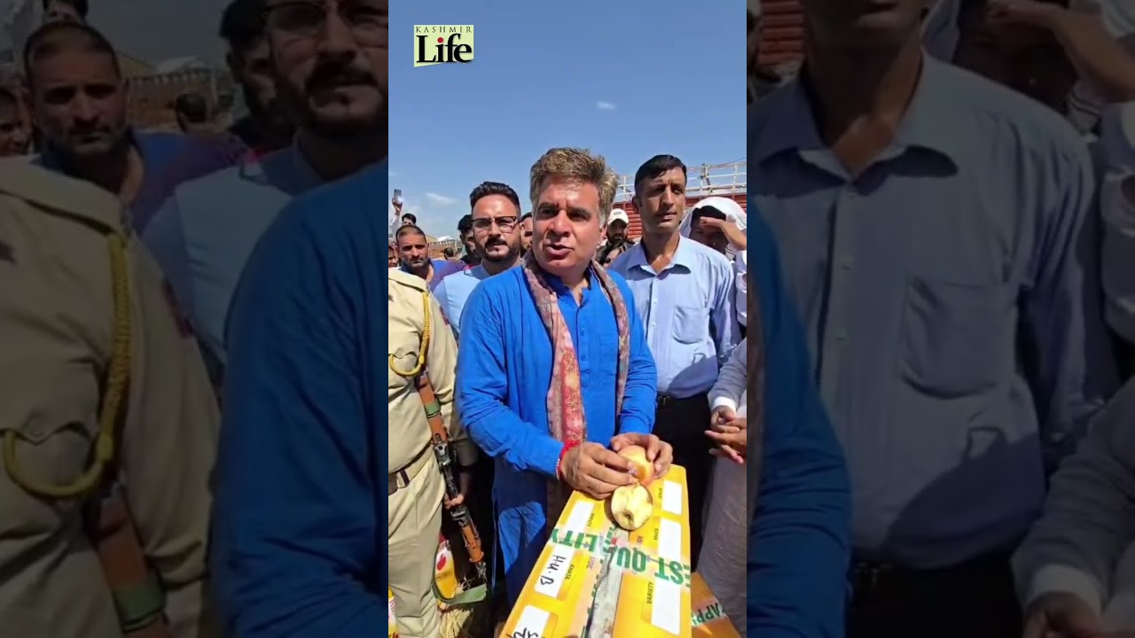 Ravinder Raina Meets Fruit Growers at Sopore Mandi