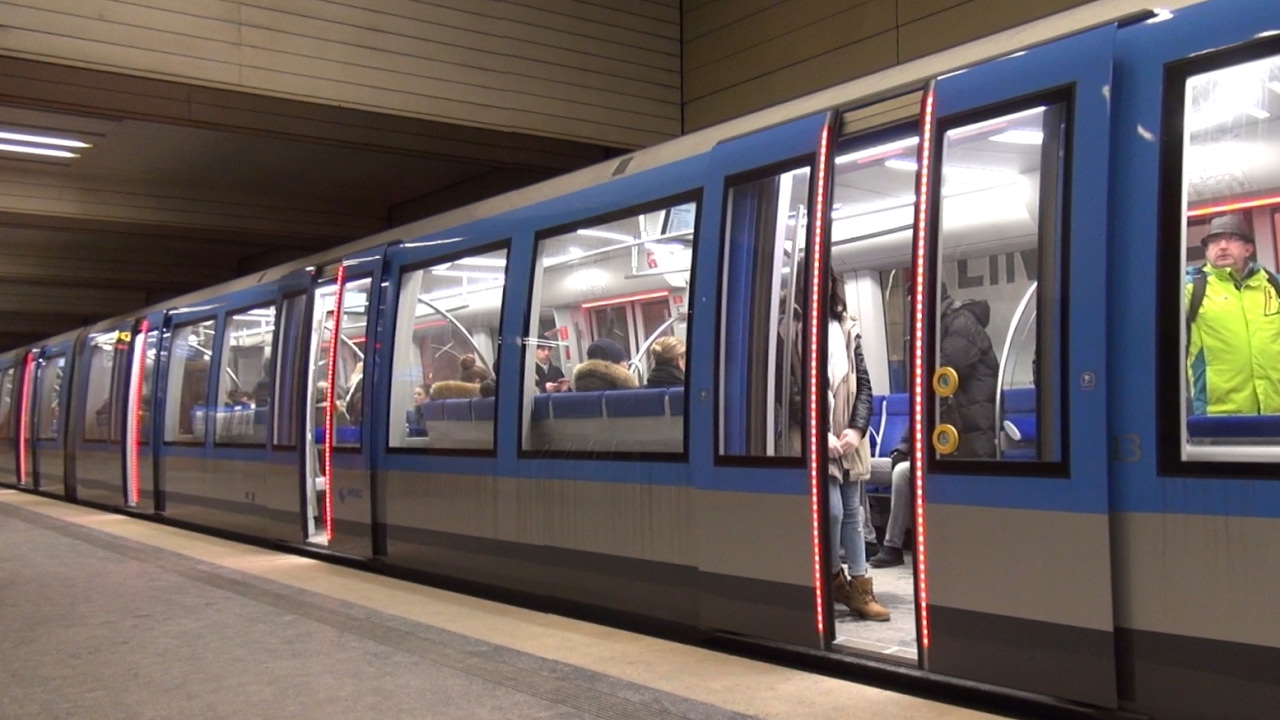 U-Bahn München - Züge der Linie 3 und 6 am Bahnhof Universität + Mitfahrt