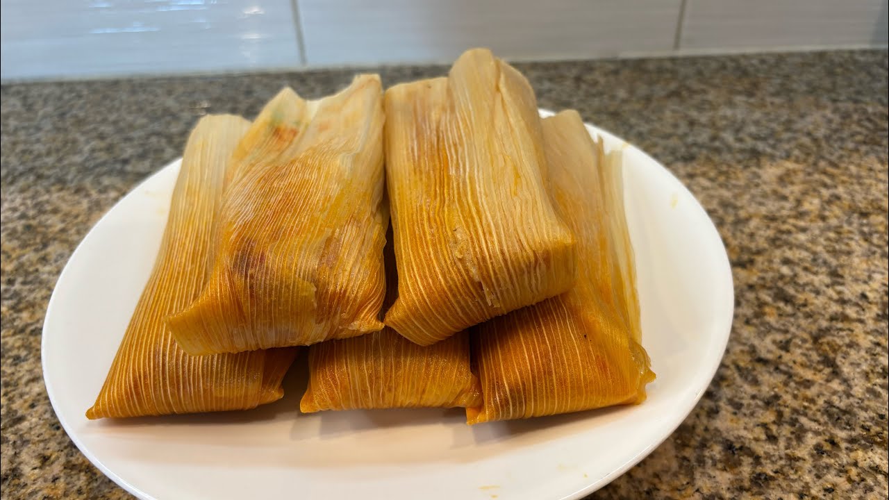 Tamales 🫔 de carne de res 🥩 con salsa roja 