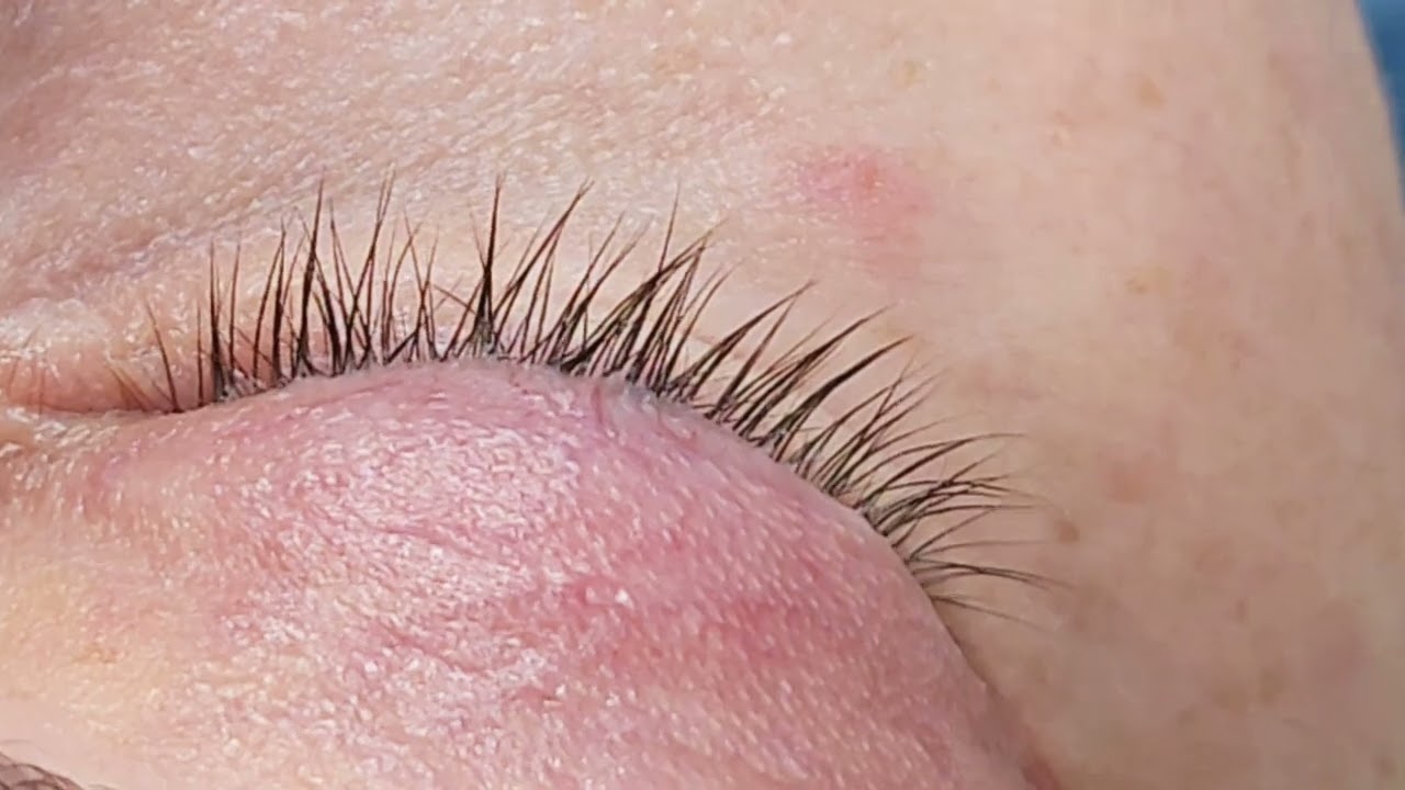 Подготовка ресниц к наращиванию: очищение пенкой, водой 