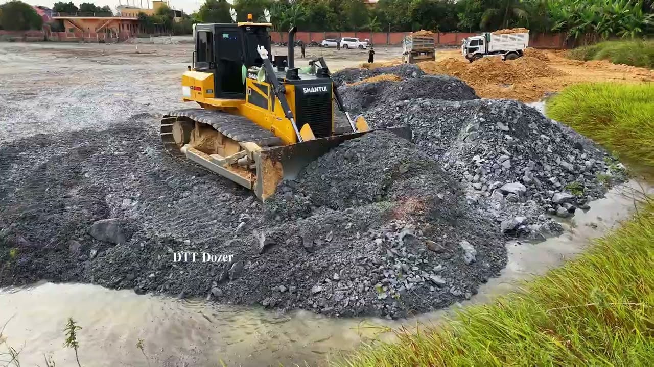 OMG Dozer Amazing SHANTUI DH17C3 Digs Soil Fills a Lot of Soil Works Perfectly Using Water Batteries