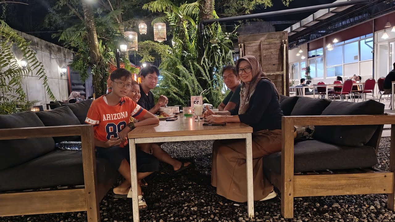 Kita mau ke MoMong resto ramai sekali saat malam tahun baru