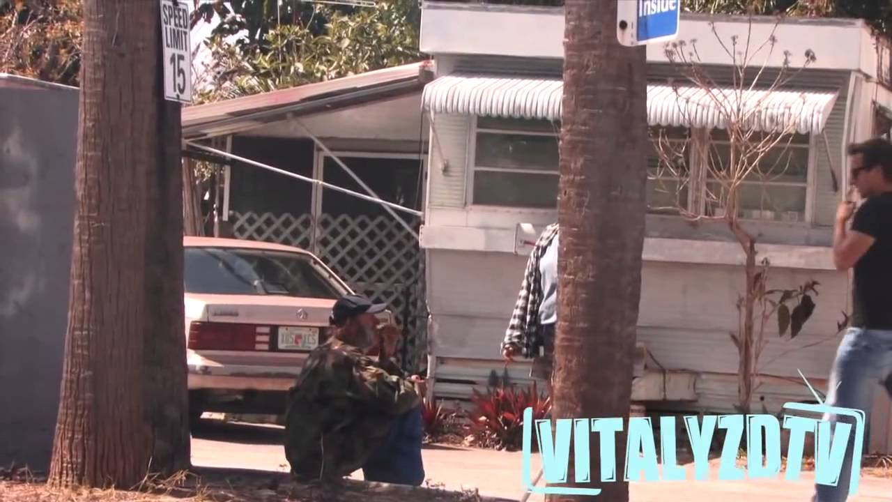 VitalyzdTV: Selling Cocaine In The Hood Prank!
