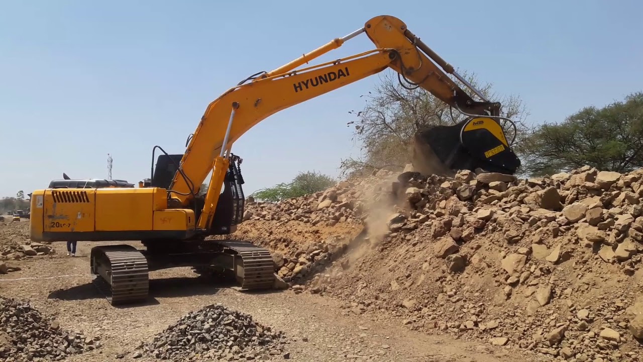 Executing 20kms of concrete road in India with the BF90.3 crusher bucket