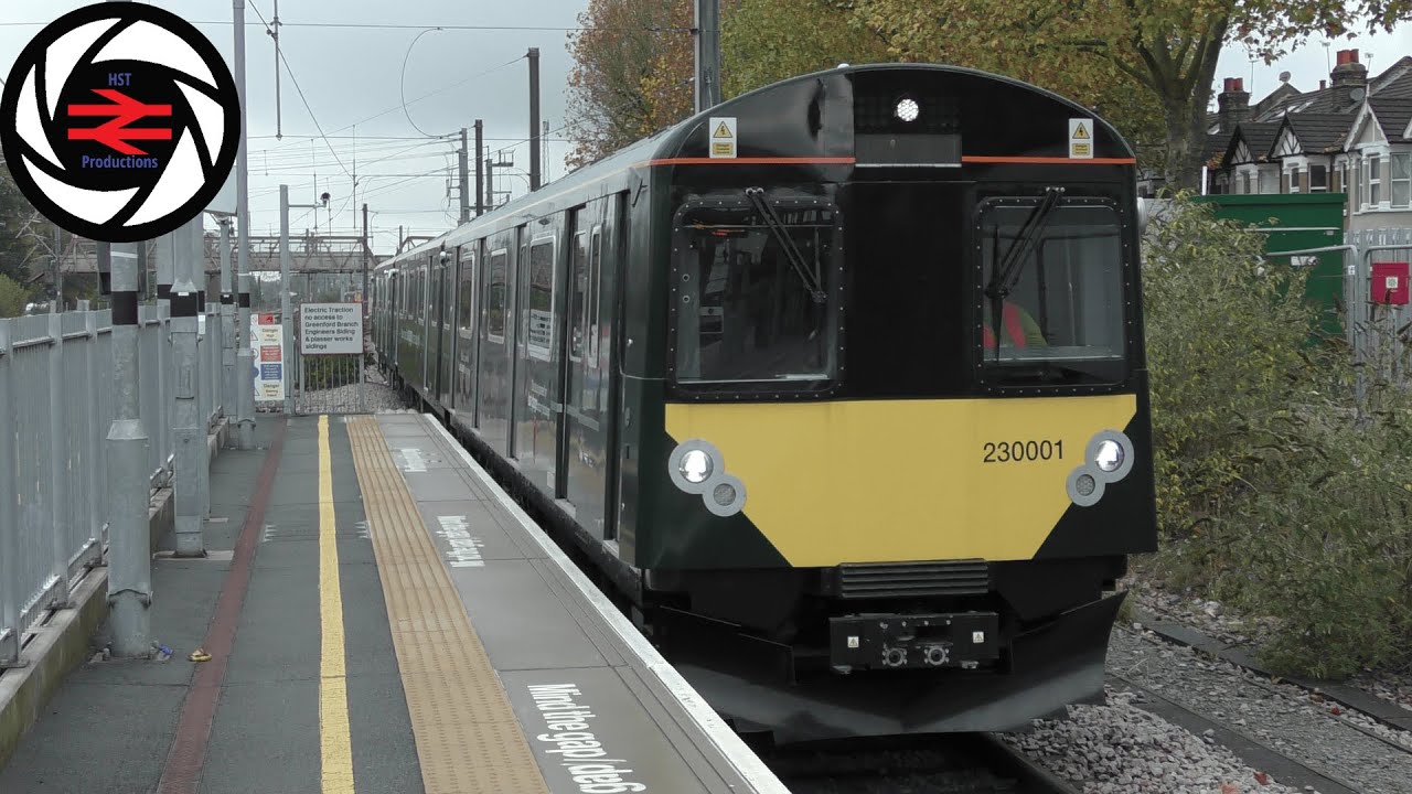 Trains at West Ealing w/ Class 230 testing (GWML, GB) - 29/10/2024