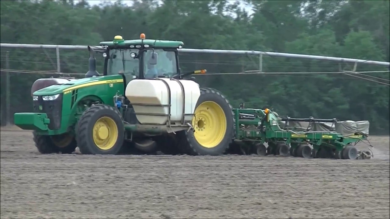 JOHN DEERE 8245R PLANTING COTTON. SCOTT FARMS 2018 COTTON PLANTING