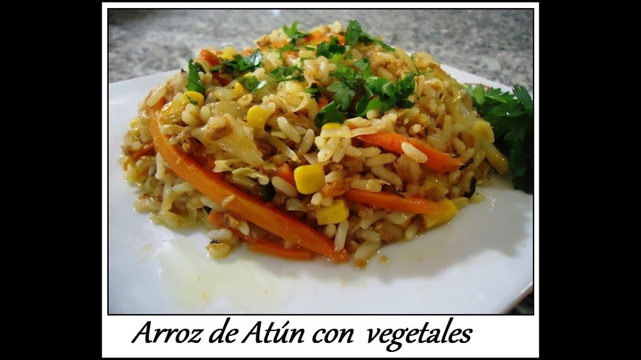 Arroz de atún con vegetales, muy rico y facilito.