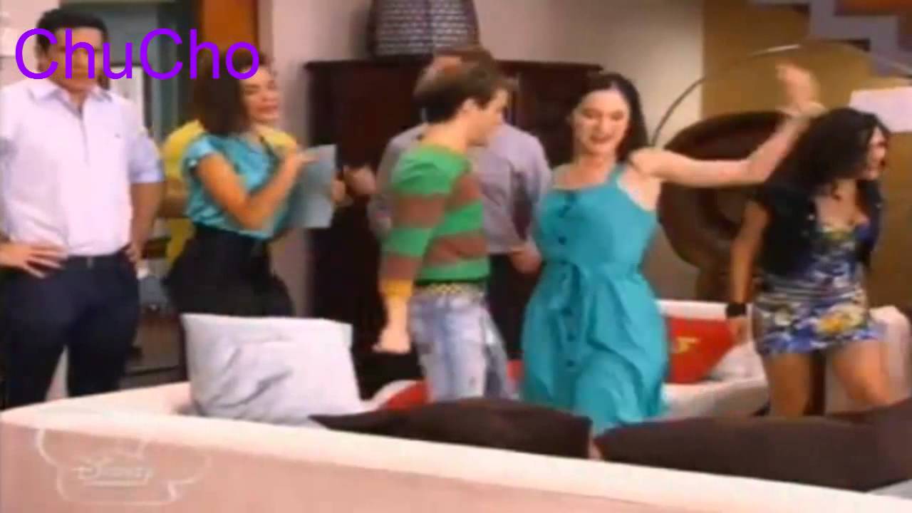 Violetta: Los Chicos cantan Algo Suena En Mi para German
