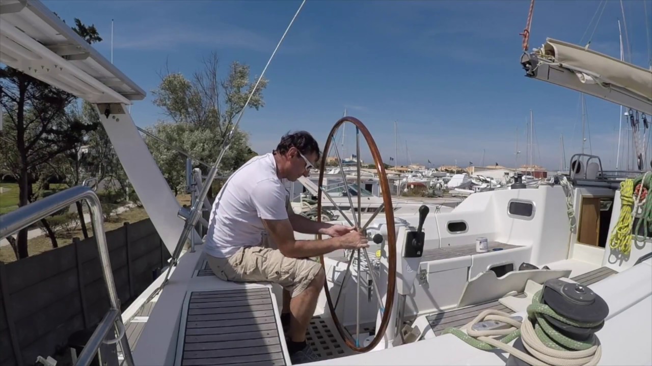 Colonne de barre d'un Feeling 446. Révision complète avant la route du Jasmin. Ep 1