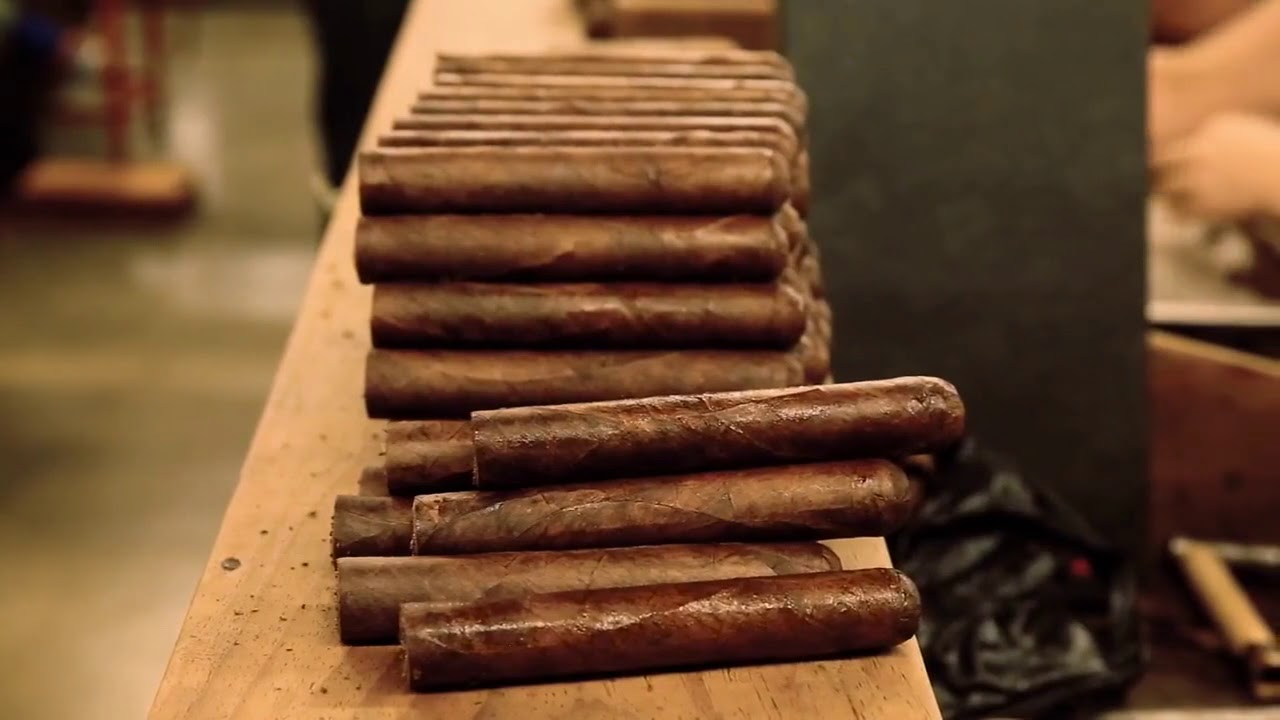 FROM SEED TO HANDMADE CIGAR: Rolling