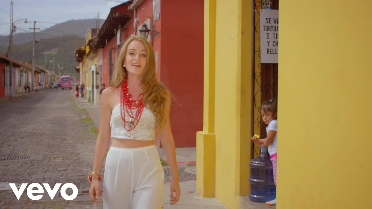 Stephanie Zelaya - Traigo Un Coraz&oacute;n (Video Oficial)