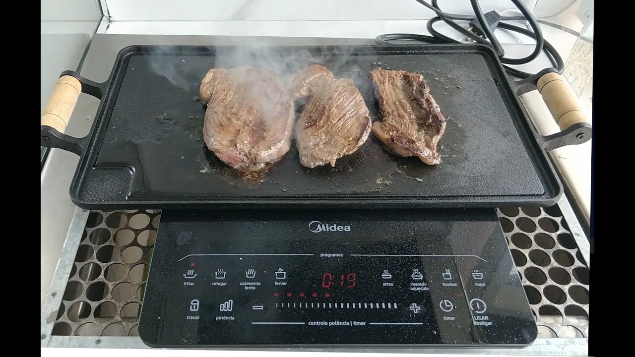 Chapa bifeira em ferro fundido no fogão de indução.