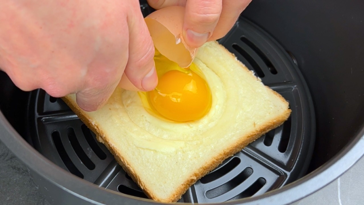 Air Fryer Egg on Toast - Breakfast Ready in 7 Minutes!