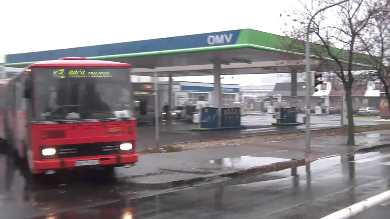 Autobus MHD Bratislava prech&aacute;dza cez čerpaciu stanicu OMV