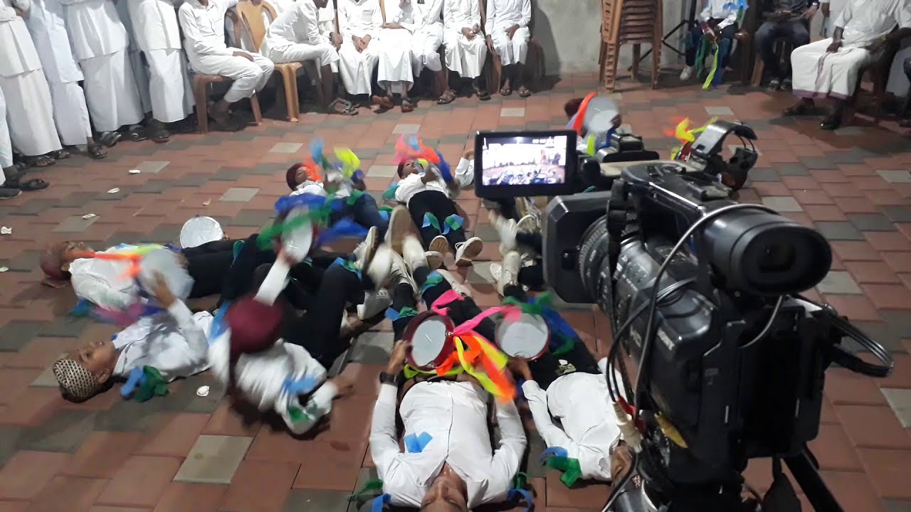 കിടന്നും മറിഞ്ഞും പടയോട്ട കഥ പാടികളിച്ച ദഫ്