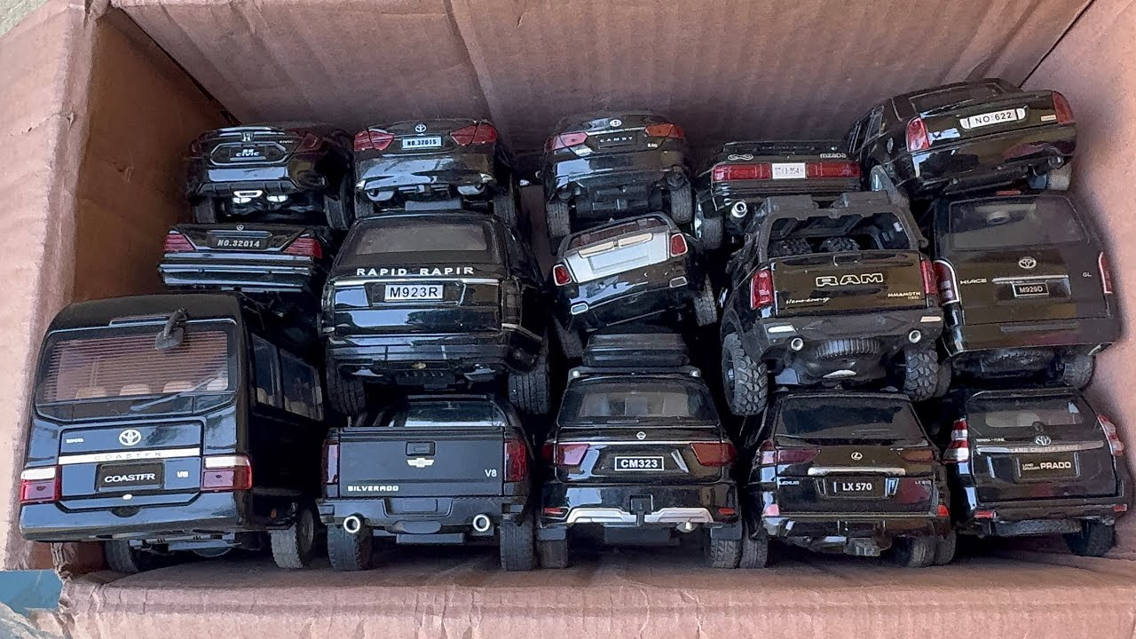 Vamos a encontrar una caja llena de modelos de autos diecast:Toyota,Mercedes,Lexus, Chevrolet,Nissan