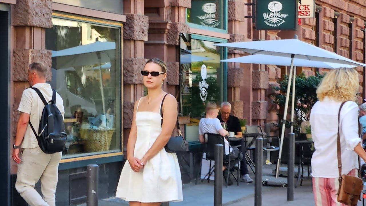 FRANKFURT/GERMANY/Walking along Schillerstrasse/Weekly Market