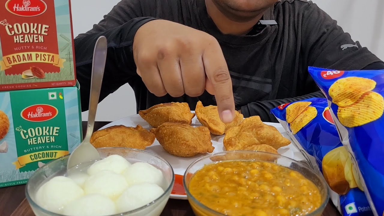 EATING SAMOSA CHAT SPONGY RASGULLA HALDIRAM COOKIE HEAVEN BISCUIT WITH LAYS
