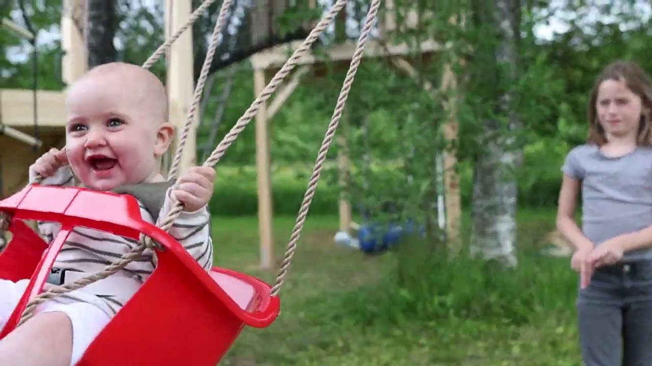 Vivre et Voyager en Laponie - On constuit une aire de jeu pour les enfants face au lac
