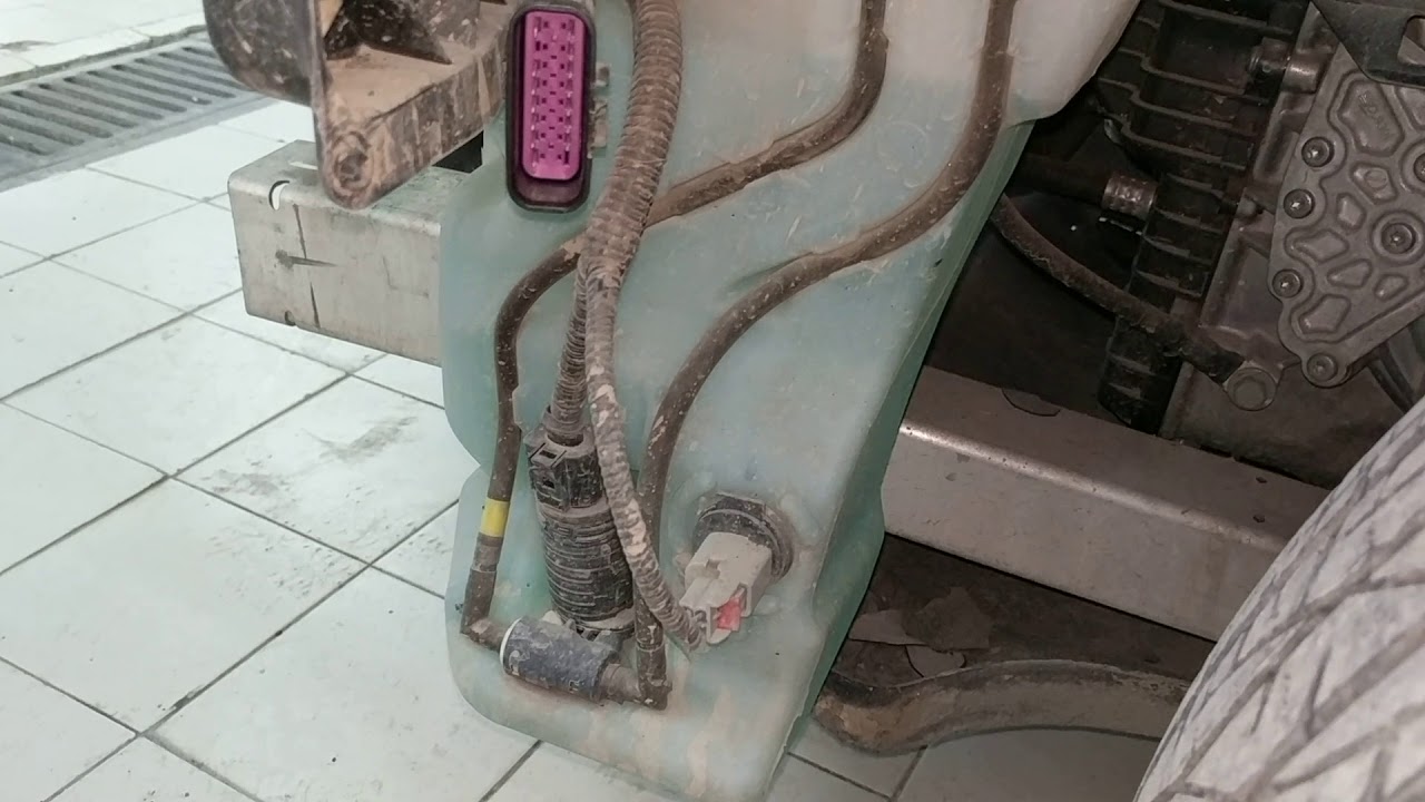 Расположение и замена насоса омывателя Jeep Cherokee