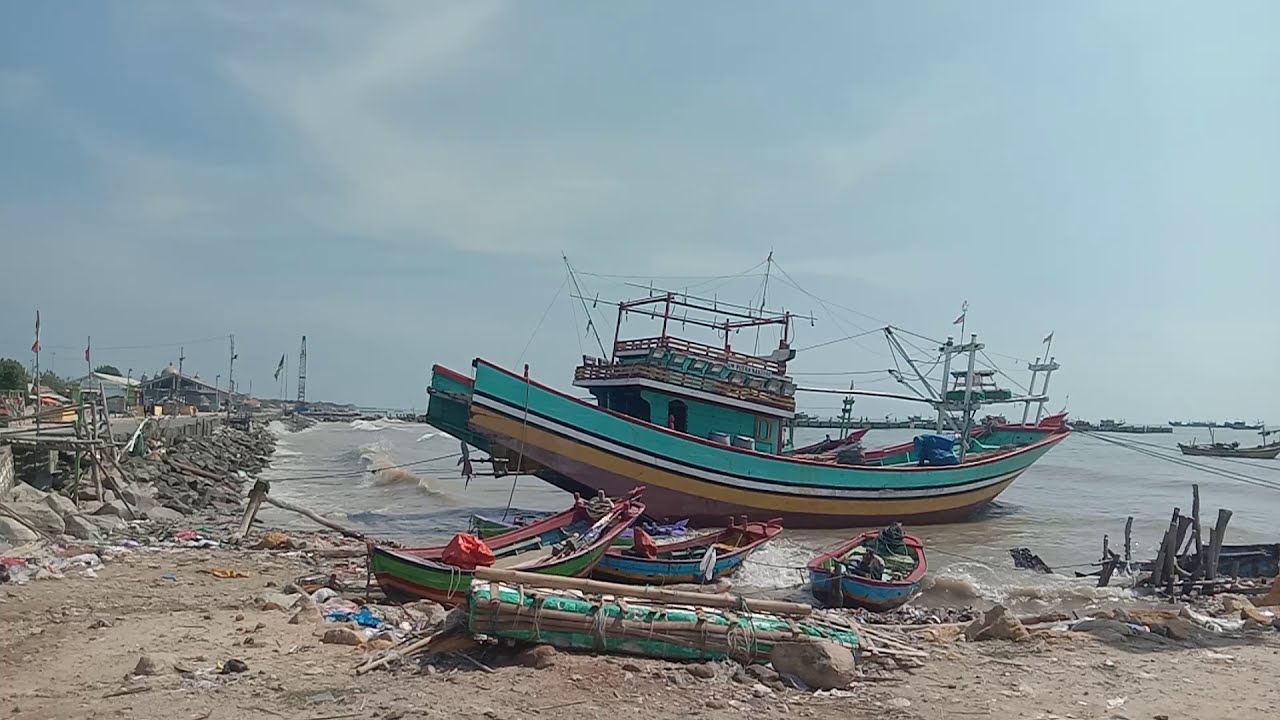 Pemandangan Pantai Utara Sarang Rembang JawaTengah Indonesia Susilo Plat H Mobil Vlog Kapal Nelayan