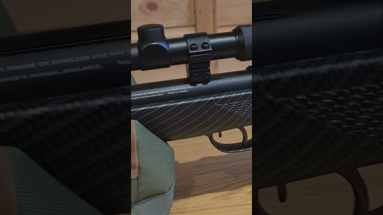 Крупный план винтовки Kral Arms .22 с эффектом углеродного волокна
