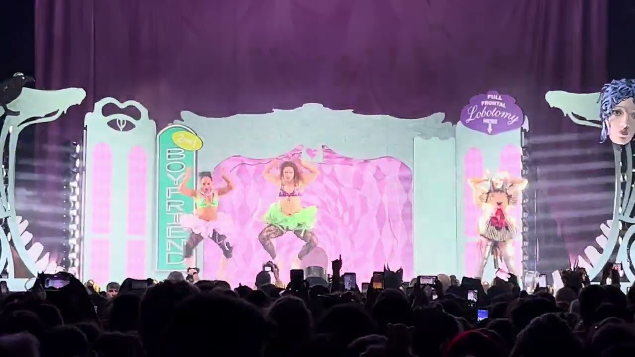 Ashnikko - Sticky Fingers/Working Bitch (start) Live @The O2 Academy Glasgow 11/02/26 Smoochies Tour