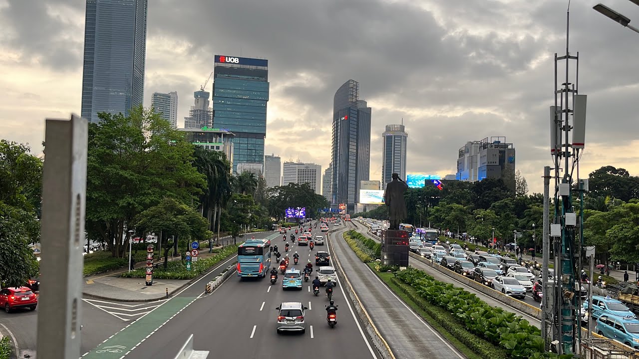 Wowww is Beautifull !!! - Walking Around Jakarta Sudirman Thamrin tour