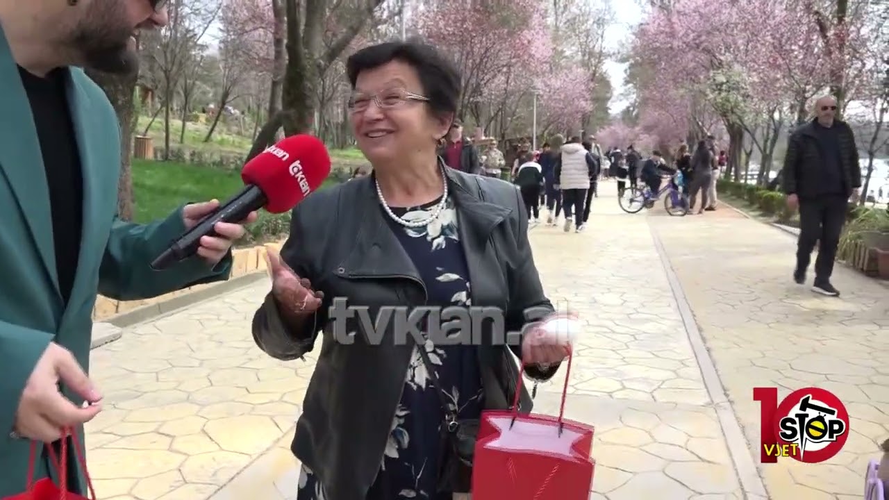 “Nuk pyesin burrin, dal kur të dua” gazetari i Stop suprizon gratë me dhurata për 8 Mars!