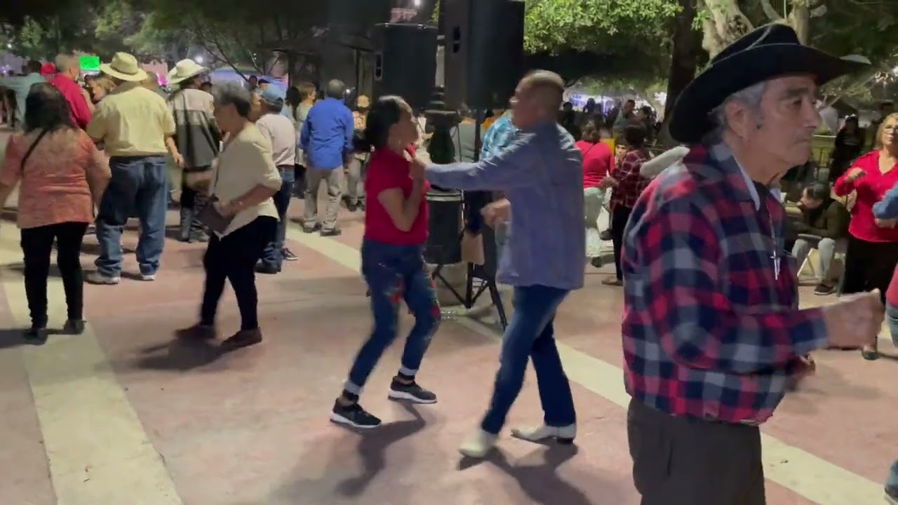Plaza de Armas. Sábado de baile. 