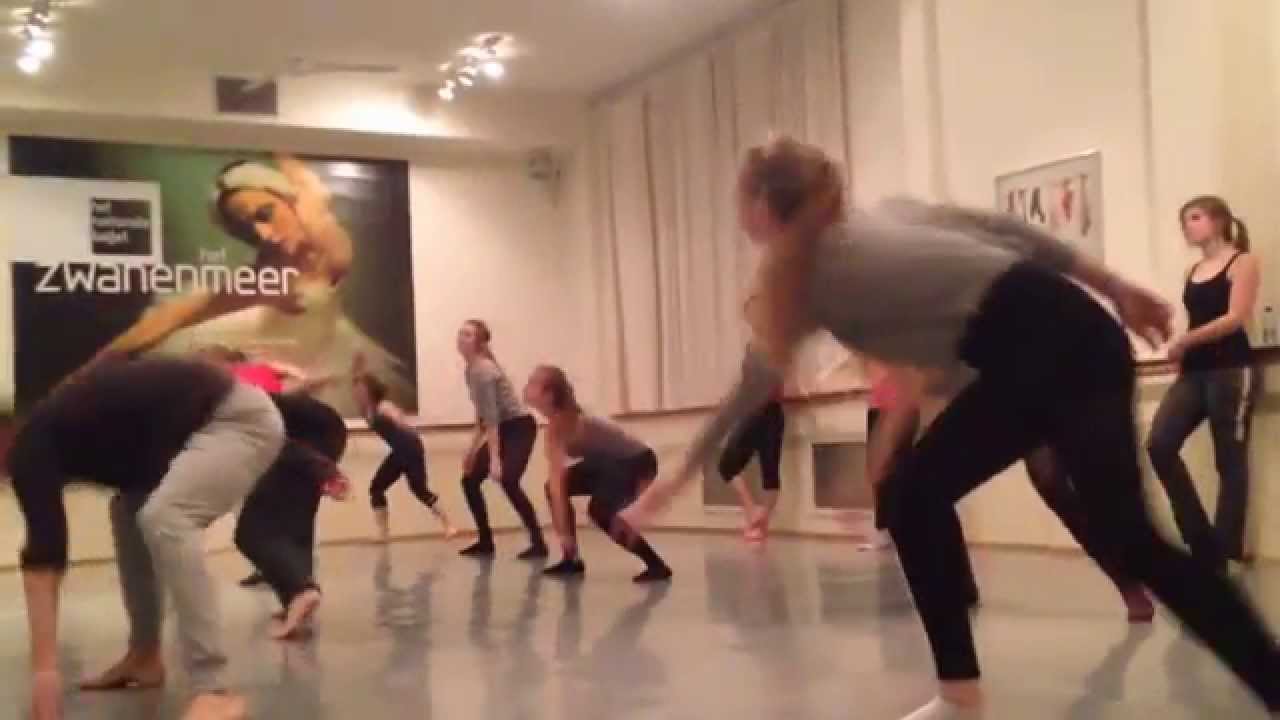 Moderne dans lessen op de Leidse Ballet & Theaterschool.