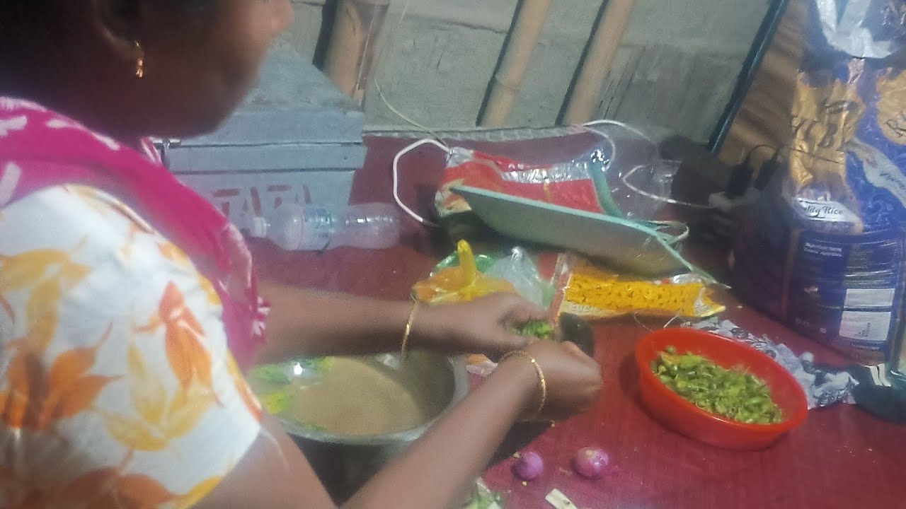 Madam khana banane mein biji hai