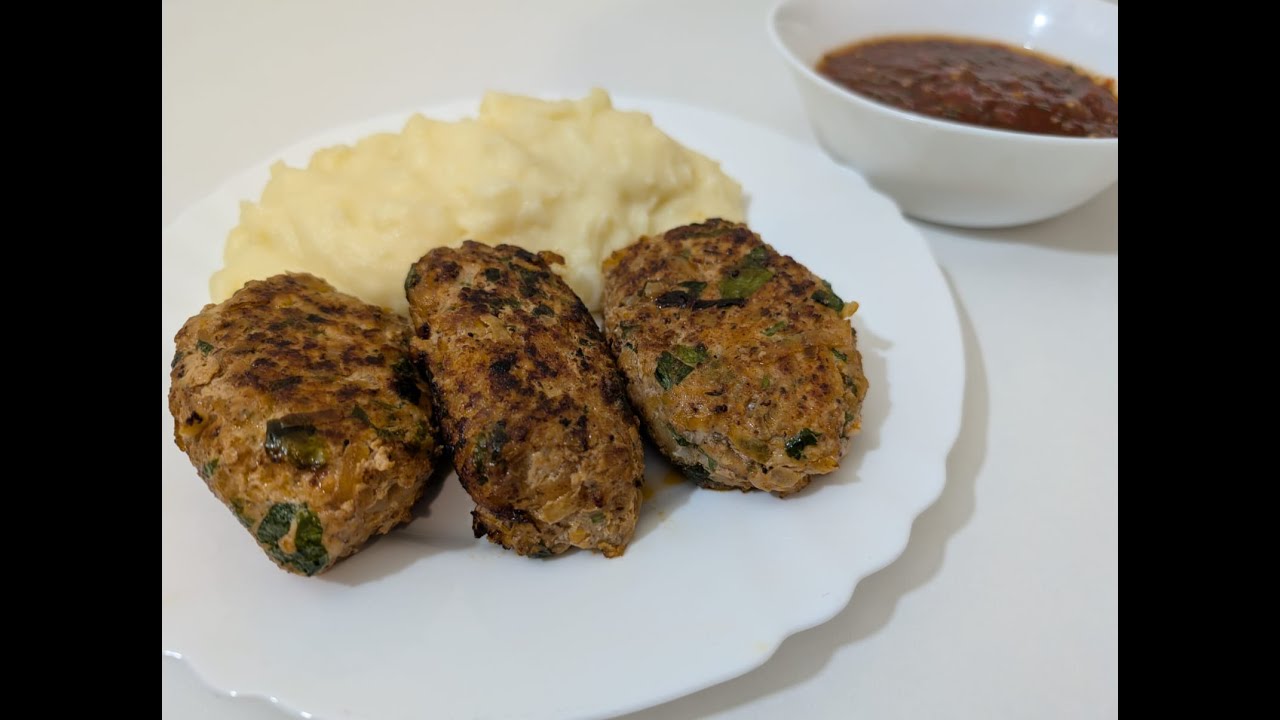 Chiftele Ovale si Piure Cremos cu Sos Delicios