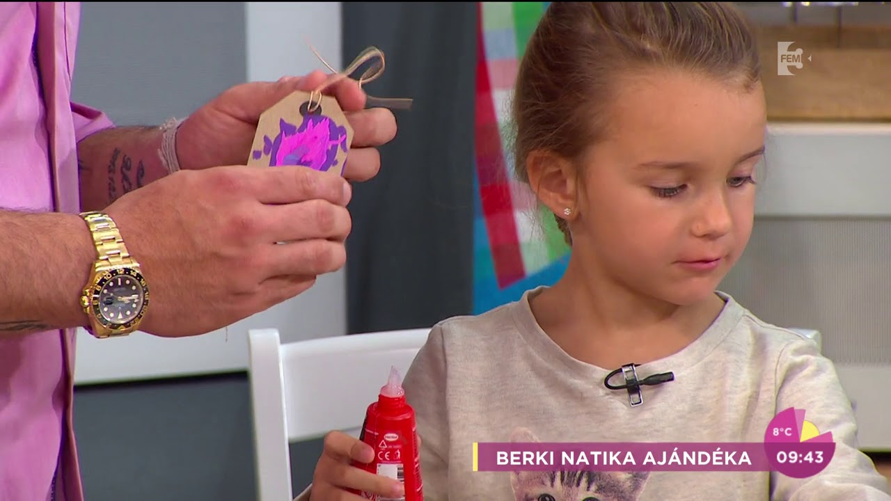 &Eacute;des: Berki Nati saj&aacute;t kezűleg csomagolta be nemr&eacute;g felaj&aacute;nlott kiscipőj&eacute;t - tv2.hu/fem3cafe