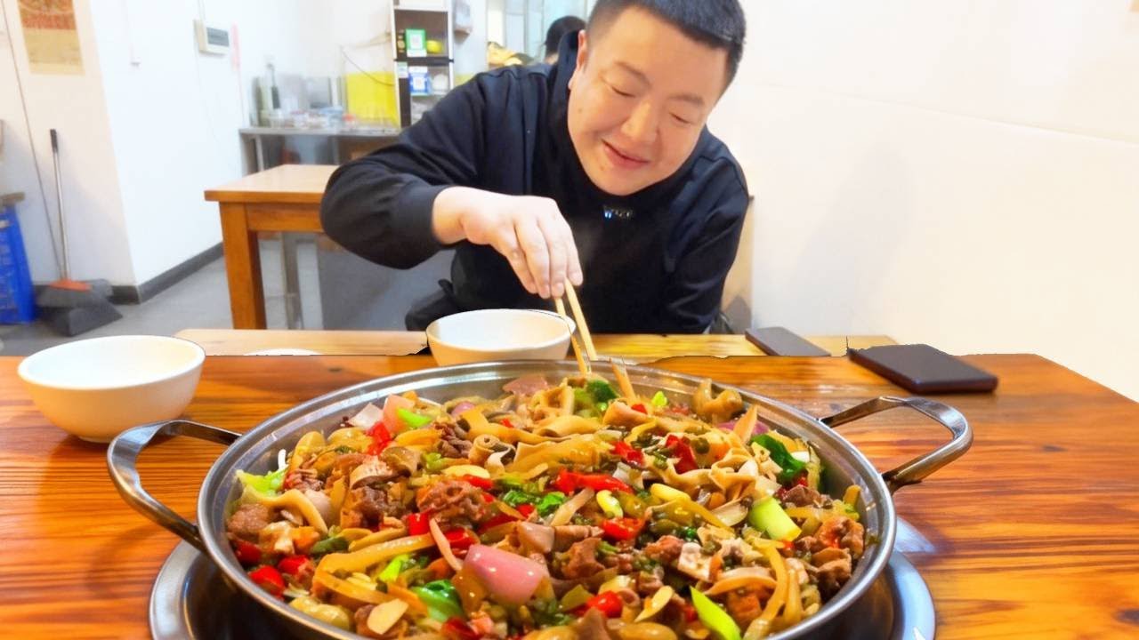 探索每天只卖四小时的泡椒鸡杂，香嫩爽脆酸辣够味，这味道够爽【五小区彭于晏】