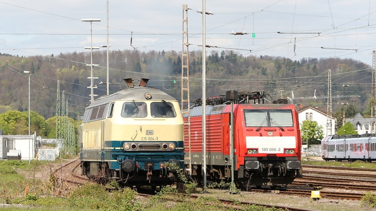 215 004-3 (225 004-1) mit einer Gleisstopfmaschine in Merzig (Saar)