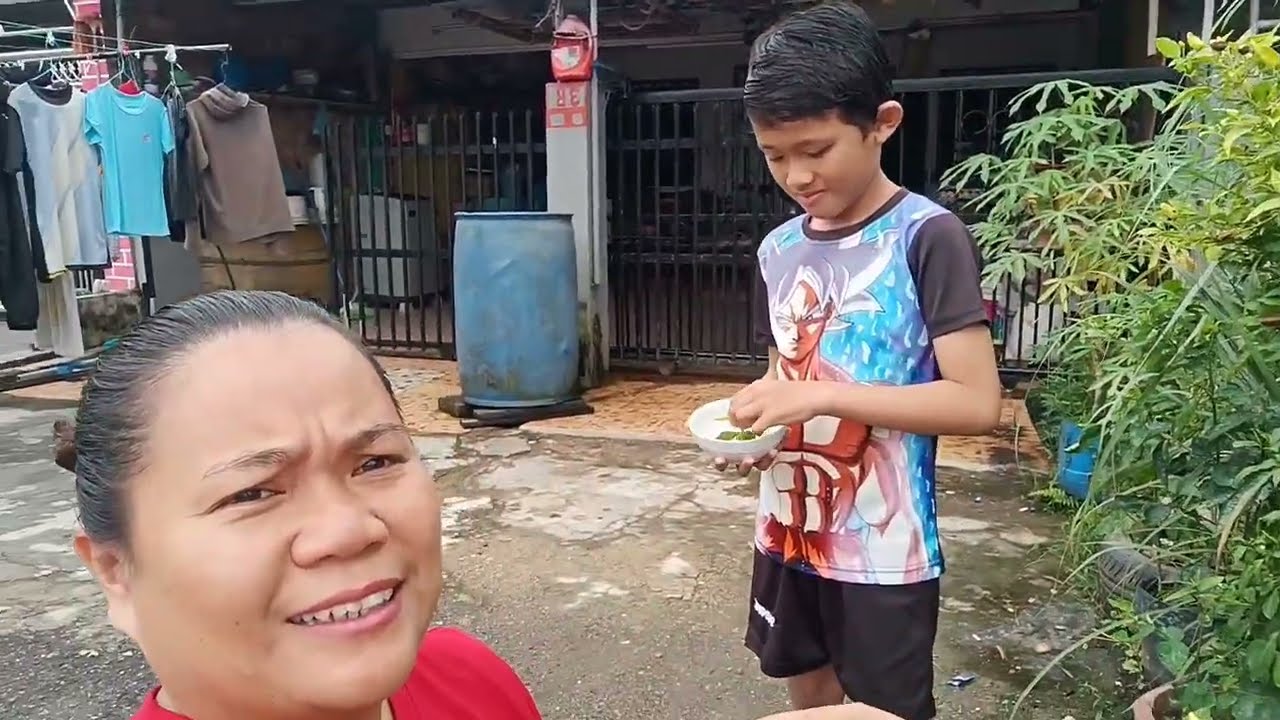 Petik cili dan Makan mee goreng sup sebelum turun ke sekolah #tontonsampehabis 