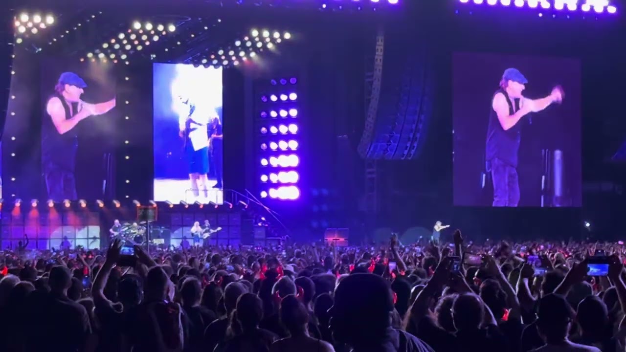 AC DC - You Shook Me All Night Long - Paris 2025