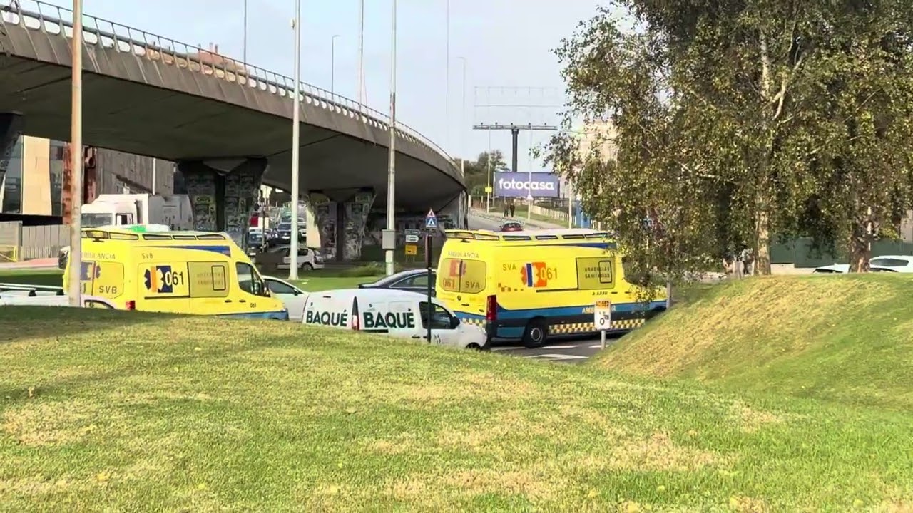 061 Galicia | Convoy de ambulancias, AM-740 SVA y una SVB rumbo al hospital 