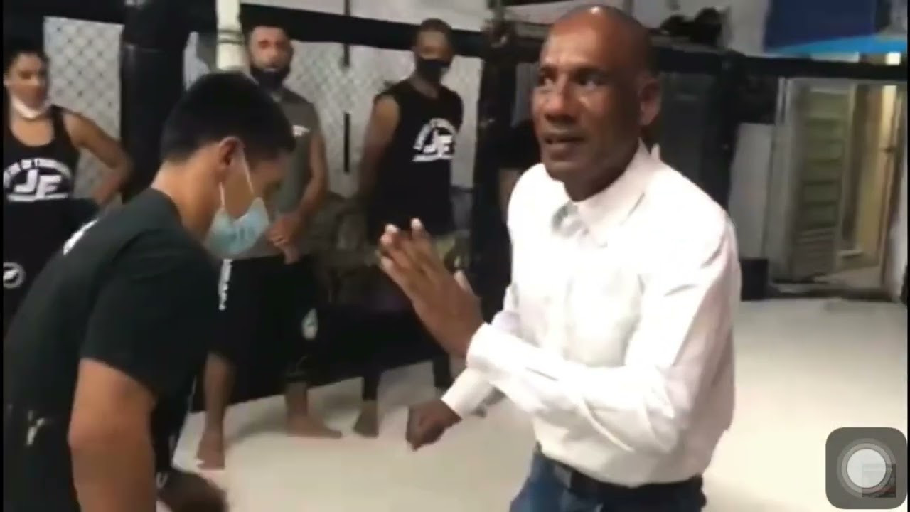 MESTRE JANGADA PAI DO TITO SANTOS FAZENDO LINDOS JOGO DE CAPOEIRA