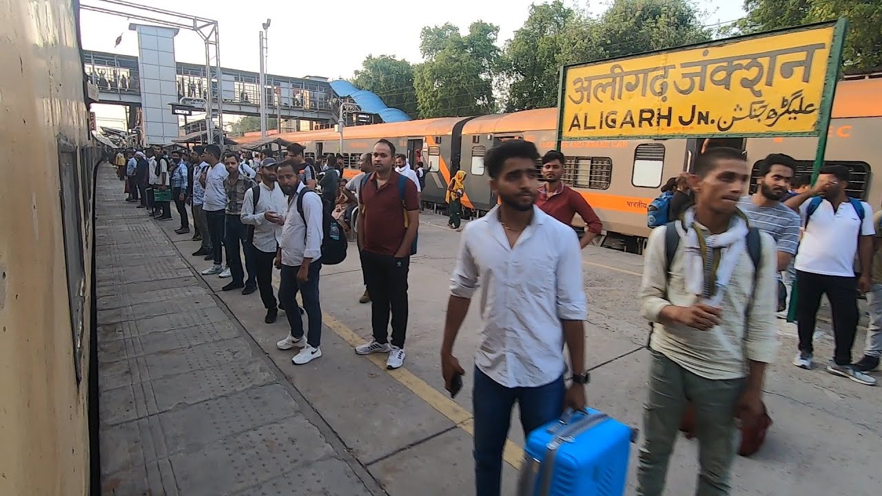 तेज़ रफ्तार से सियालदाह राजधानी को क्रॉस करके अलीगढ़ जंक्शन पहुंचती हुई नेताजी एक्सप्रेस।
