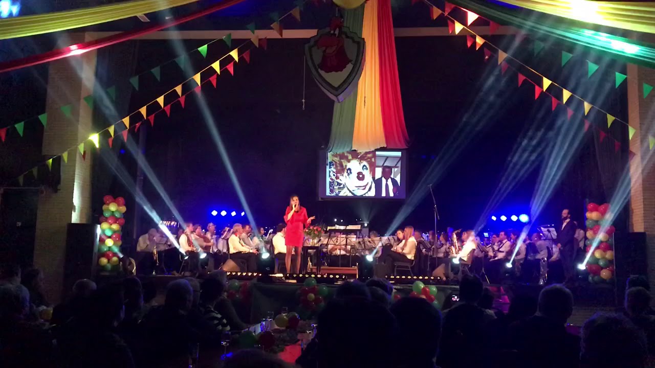24 rozen voor Pierre Cnoops van Fanfare Eensgezindheid Maasbracht-Beek door Dyanne Sleijpen