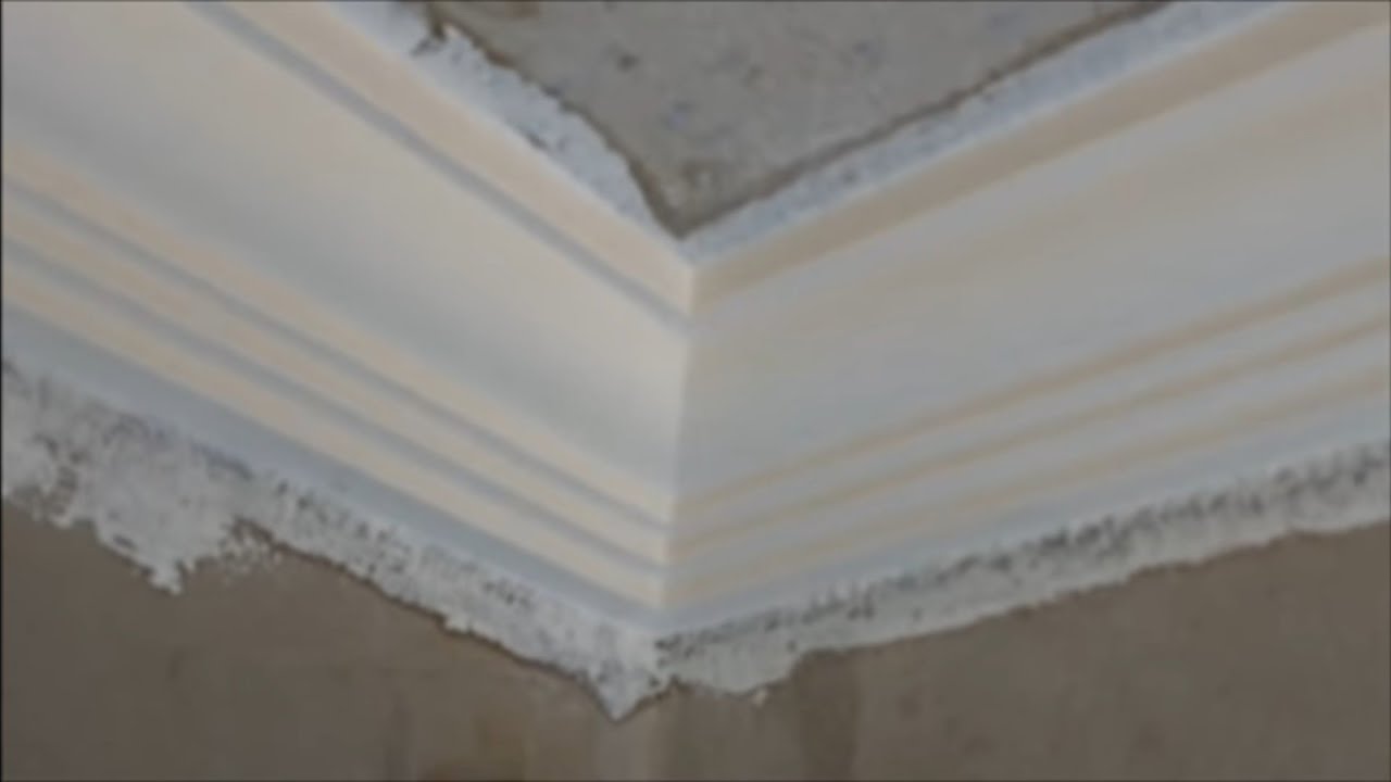 Como por moldura de gesso na parede